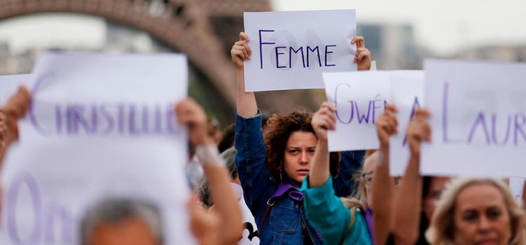 Action féminicide au Trocadéro : militantes qui tiennent les pancartes avec prénoms des femmes tuées