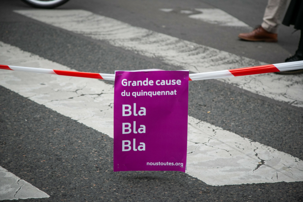 Pancarte "Grande cause du quinquennat : bla, bla, bla."